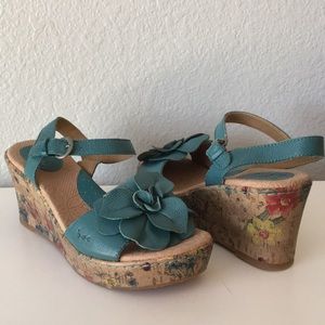 b.o.c. Born Concept Blue Floral Sandal Wedges Sz 9